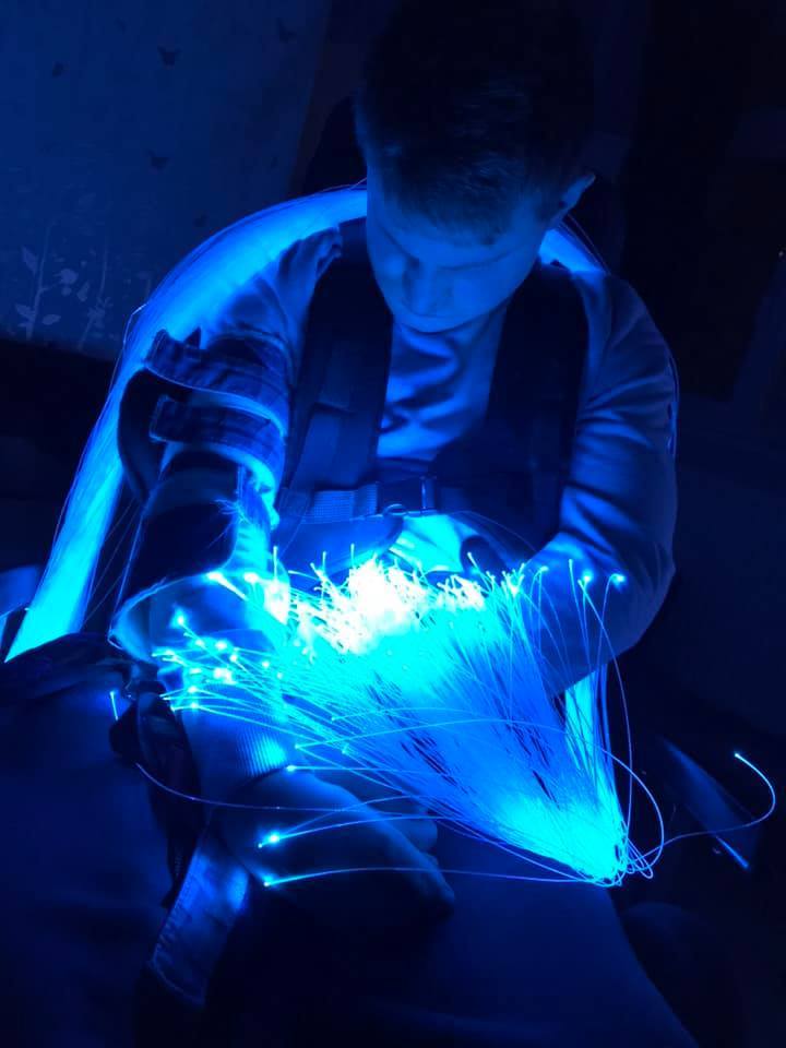 Sensory 2 Metre Fibre Optic Tails and Light Source (150/300pcs)